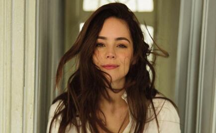 Camila Sodi posa con traje de baño al estilo Kim Kardashian