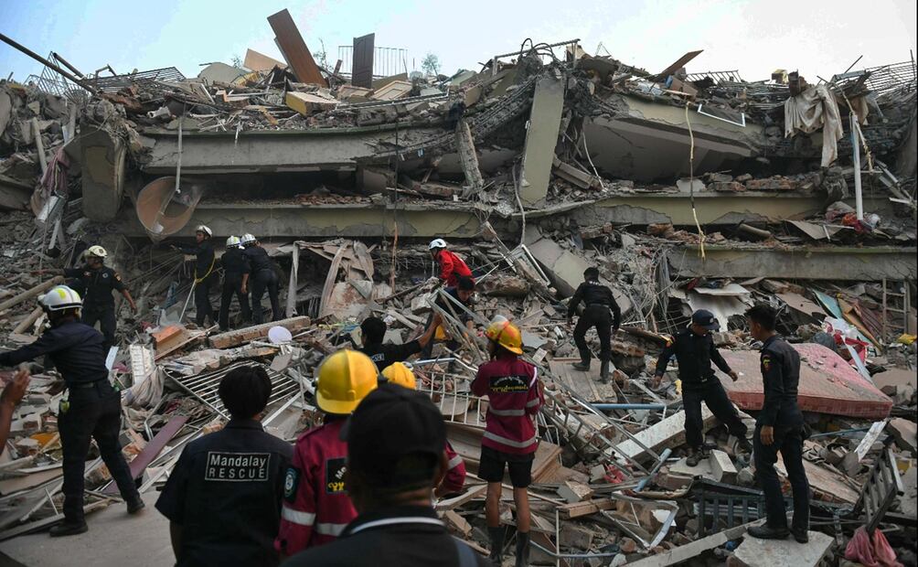 Rescatistas buscan supervivientes atrapados en el derrumbe del edificio Sky Villa Condominium en Mandalay, Myanmar. Foto: AFP