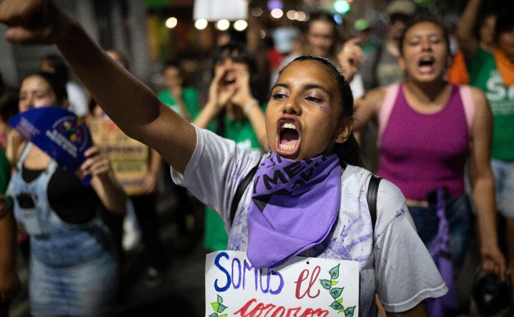 Mujeres lanzan proclamas en una marcha por el Día Internacional por la Erradicación de la Violencia contra las Mujeres, en Asunción, Paraguay, el lunes 25 de noviembre de 2024. Foto: AP Foto/Jorge Sáenz