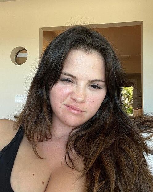 Selena Gomez conquista Instagram sin una gota de maquillaje