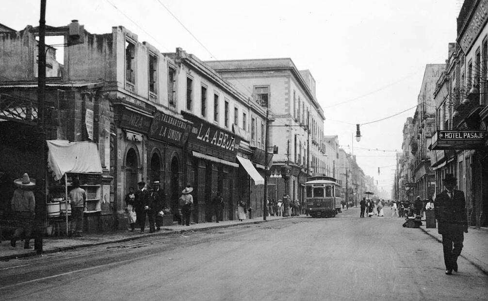 La demolición del Mercado del Volador en la avenida Pino Suárez a la altura de Venustiano Carranza en 1922, en este lugar también Madero practicó espiritismo. El edificio dio paso a un jardín y luego a la Suprema Corte de Justicia; los que están junto al tranvía aún existen. Las construcciones de la derecha se demolieron para ensanchar la calle en los años cincuenta. Imagen: Robert S. Platt, Univ. of Wisconsin-Milwaukee. Referencia: Boletín del Primer Congreso Nacional Espírita, despacho y administración, Altos de la Plaza del Volador. Terreno que hoy ocupa la Suprema Corte de Justicia.