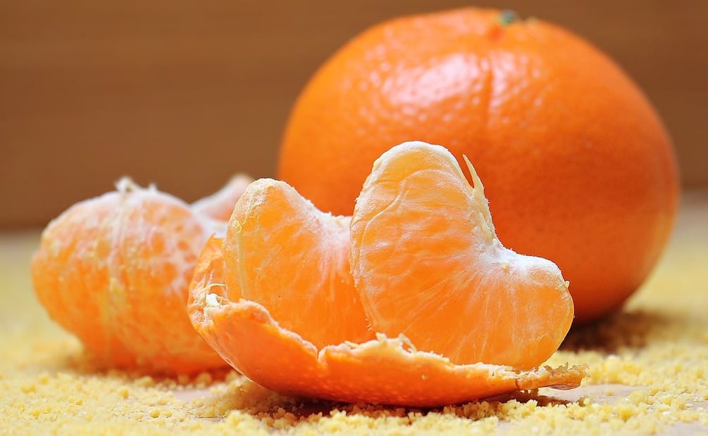 La mandarina puede traer muchos beneficios a la salud, incluso si se consumen los "hilos blancos". Foto: Pixabay