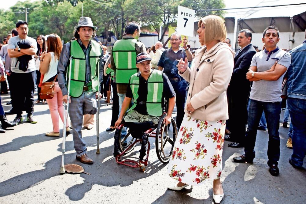 En el simulacro para discapacitados, que se llevó a cabo en la Secretaría del Trabajo, participaron Fabián Bocanegra y Mauricio Balcazar, empleados (LUCIA GODINEZ . EL UNIVERSAL)