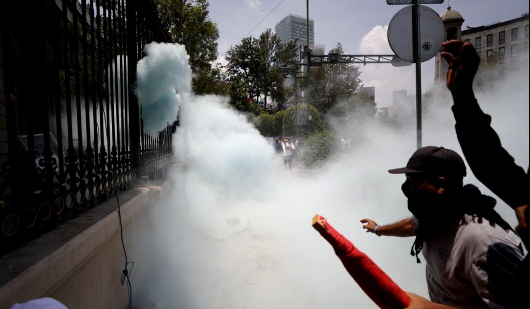 Integrantes de la CETEG realizan destrozos en la entrada de la Secretaría de Gobernación en la Ciudad de México, el 4 de junio de 2025. Foto: Diego Simón Sánchez/EL UNIVERSAL