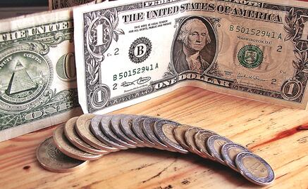 Precio del dólar hoy jueves abre al alza en 19.89 al mayoreo; el peso frena avance tras datos de la inflación en México