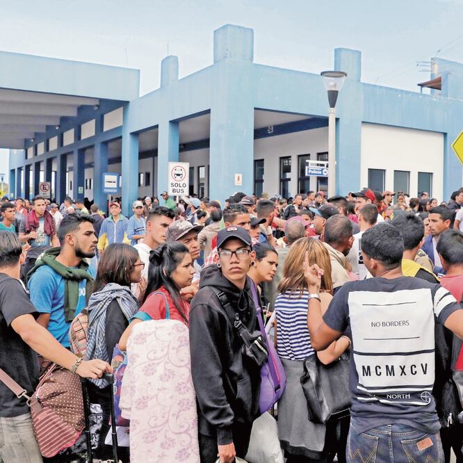 Venezolanos, en el centro binacional de la frontera, en Tumbes. Al menos 9 mil ciudadanos de Venezuela ingresaron a Perú el viernes. CARLOS EDUARDO RAMÍREZ. REUTERS