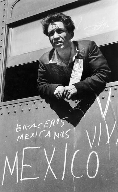 Bracero en un tren hacia Estados Unidos; en el lateral del vagón se lee “Braceros Mexicanos. Viva México”. Para 1953, el salario autorizado para legalizados rondó los 80 centavos por hora, pero para indocumentados apenas alcanzó los 50 centavos; algunos percibieron apenas 5. Foto: Dorothea Lange/Oakland Museum of California.