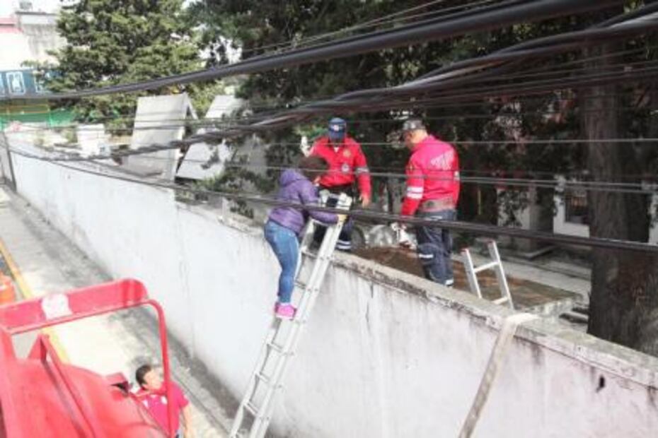Protección Civil de Toluca distribuye pipas de agua no potable en panteones