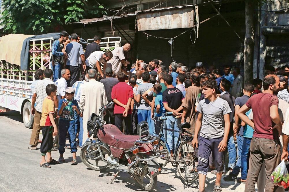 Civiles de la ciudad de Aleppo, que se encuentra asediada por las fuerzas gubernamentales sirias apoyadas por Rusia (ABDALRHMAN ISMAIL. REUTERS)