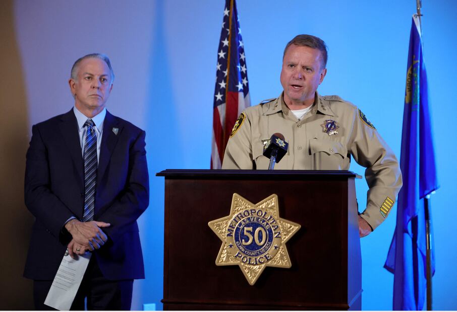 El gobernador de Nevada, Joe Lombardo (izq.), observa mientras el sheriff del Departamento de Policía Metropolitana de Las Vegas, Kevin McMahill, habla durante una conferencia de prensa sobre un tiroteo en la UNLV en la sede de LVMPD el 6 de diciembre de 2023 en Las Vegas, Nevada. . Según la policía, un sospechoso disparó a cuatro personas en el campus universitario, matando a tres de ellas, antes de ser asesinado por la policía del campus. Foto: Ethan Miller/Getty Images/AFP
