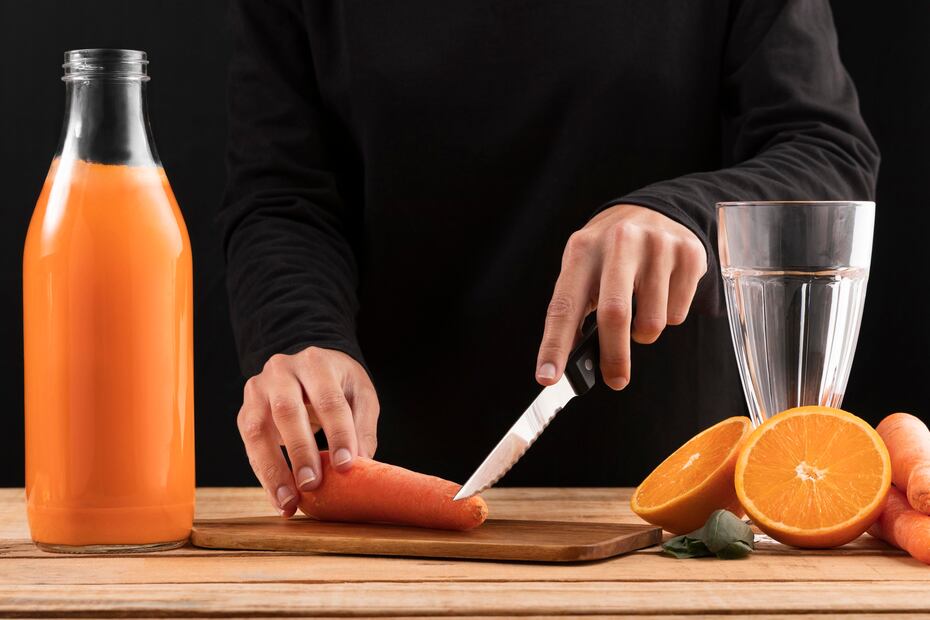 El jugo de zanahoria es una bebida natural que puede integrarse fácilmente a una dieta equilibrada. Foto: Freepik