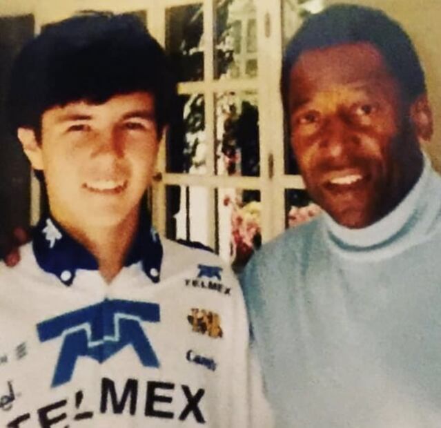 VIDEO: El momento en que Pelé le dedicó un autógrafo a Checo Pérez