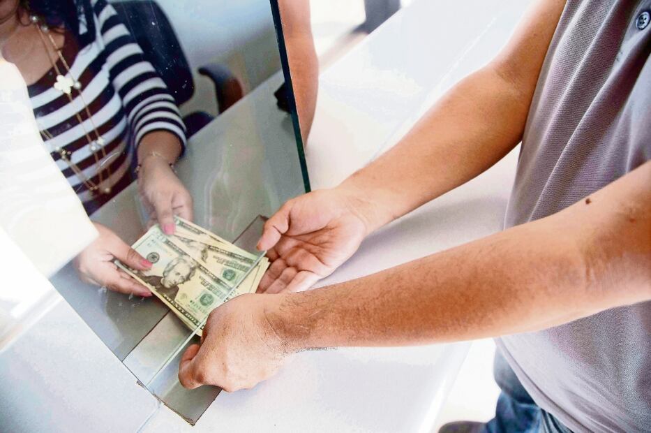 El dólar abrió a la venta en 19.73 pesos en ventanillas de CitiBanamex. (ARCHIVO EL UNIVERSAL)
