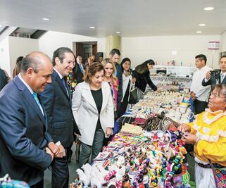 Muñeca Lelé de Querétaro llega al Senado