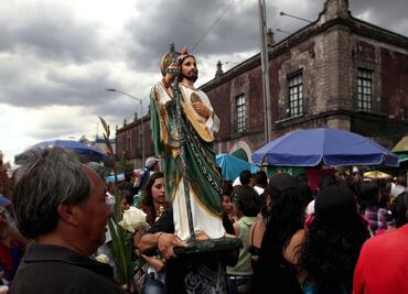 Asistentes a iglesia de San Hipólito complican tránsito en Reforma