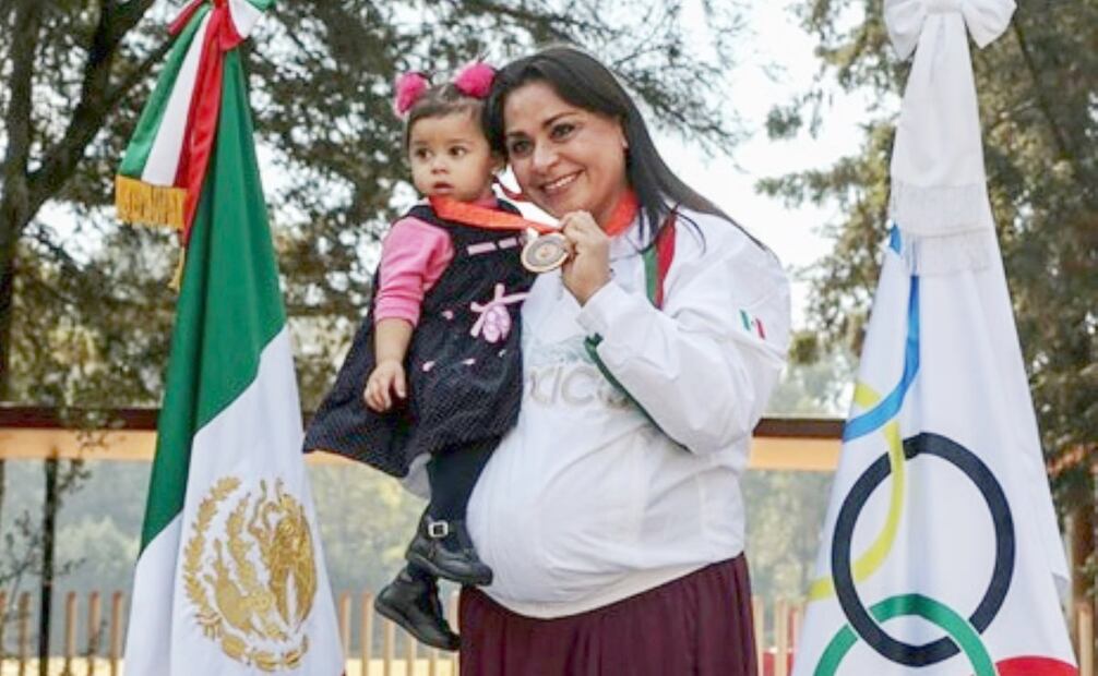 Dámaris Aguirre, medallista de bronce en Beijing, en la disciplina de Halterofilia, recibió la medalla de bronce de parte del Comité Olímpico en 2016, cuando lucía embarazada de su segunda hija, luego de que se dieron a conocer prácticas antideportivas por parte de las otras competidoras en Beijing 2008. Foto: Cortesía Damaris Aguirre.
