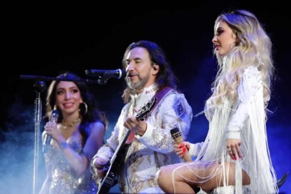 “El Buki” cautiva a 40 mil fans en sus 48 años de carrera 