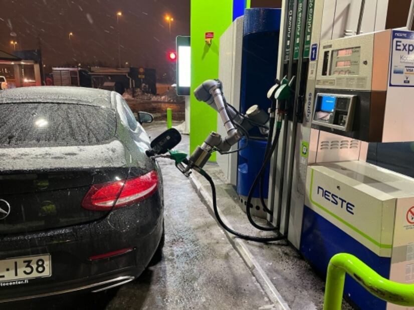 Gracias a la inteligencia artificial, este robot puede despachar gasolina.