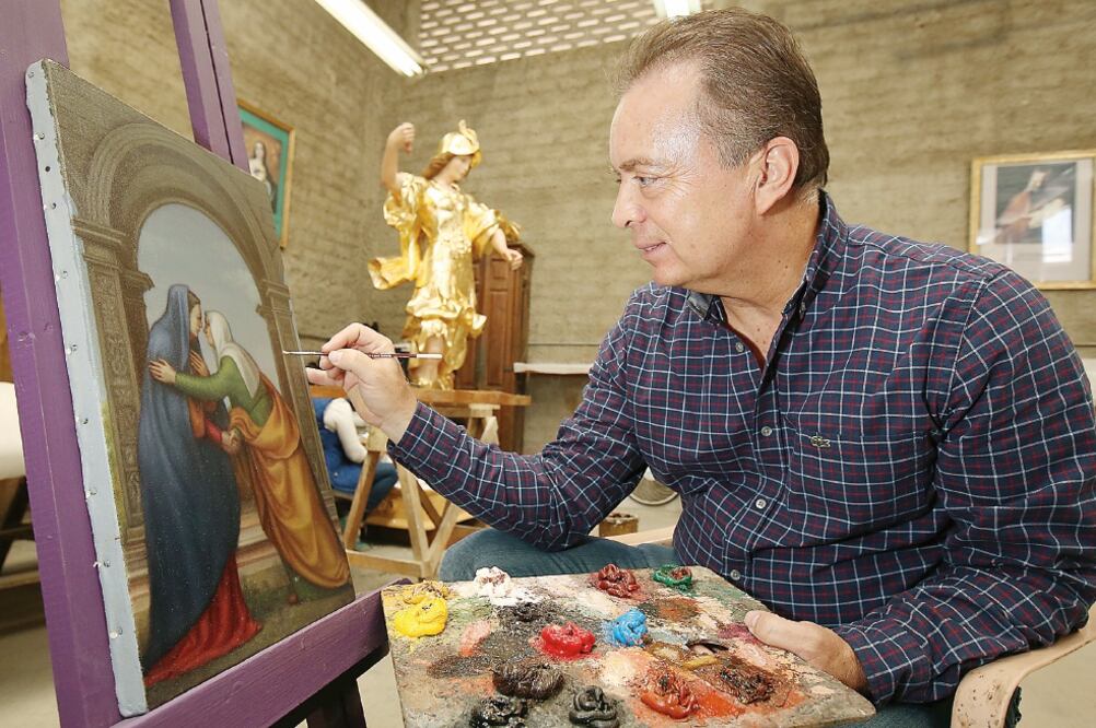 El pintor y escultor Agustín Parra es el encargado del diseño de los muebles y los adornos para Francisco. Ha hecho mobiliario para 3 diferentes papas (ULISES RUIZ. EFE)