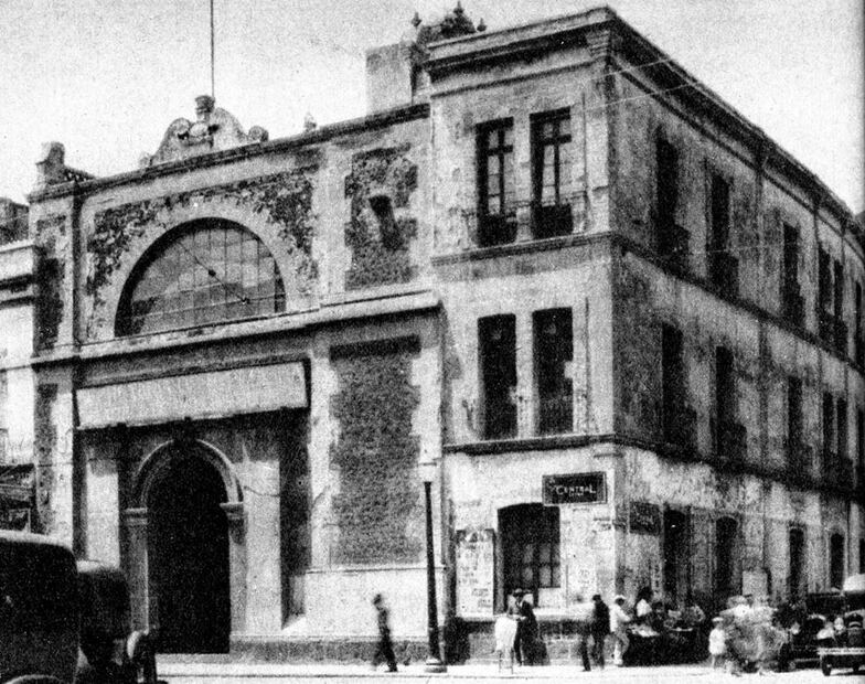 Una foto de los años treinta en la que se aprecia una biblioteca, en parte de lo que fuera el antiguo Templo y Hospital de Betlemitas. Esquina de Tacuba y Filomeno Mata. Imagen: "México en el Tiempo: Fisonomía de una Ciudad", Colección Carlos Villasana.