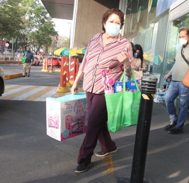 Ayudantes de Reyes Magos recorren plazas comerciales de la CDMX para encontrar las mejores ofertas 