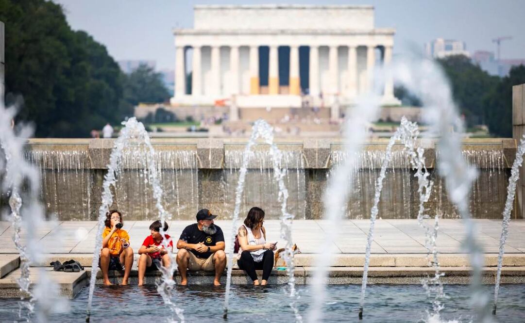 Personas visitan monumentos en Washington mientras se siente la ola de calor en EU, el 17 de julio de 2023. Foto: EFE