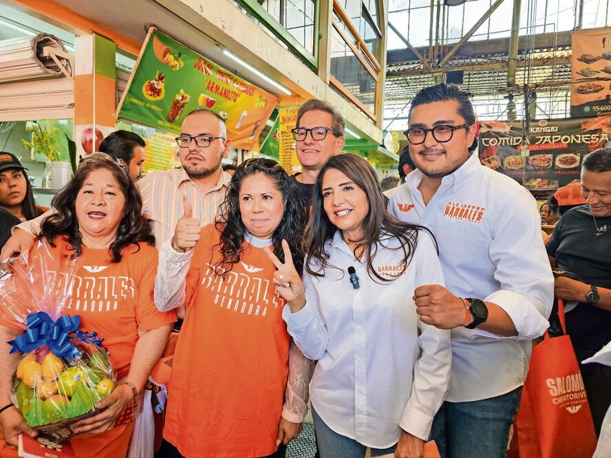 Salomón Chertorivski y los aspirantes Alejandra y Alejandro Barrales recorrieron el Mercado de San Juan Arcos de Belén, luego repartieron propaganda en el Eje Central. Foto: Jorge Medellín / EL UNIVERSAL