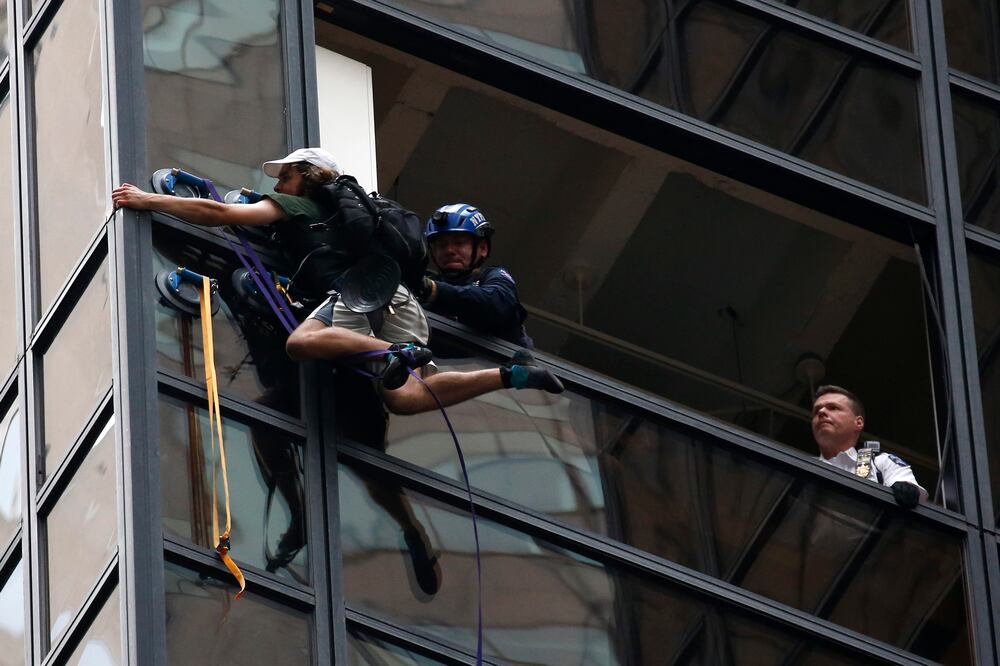 Integrantes de la policía de Nueva York atrapan a un hombre que escaló la Torre Trump en la Quinta Avenida de Nueva York (Foto: EFE)