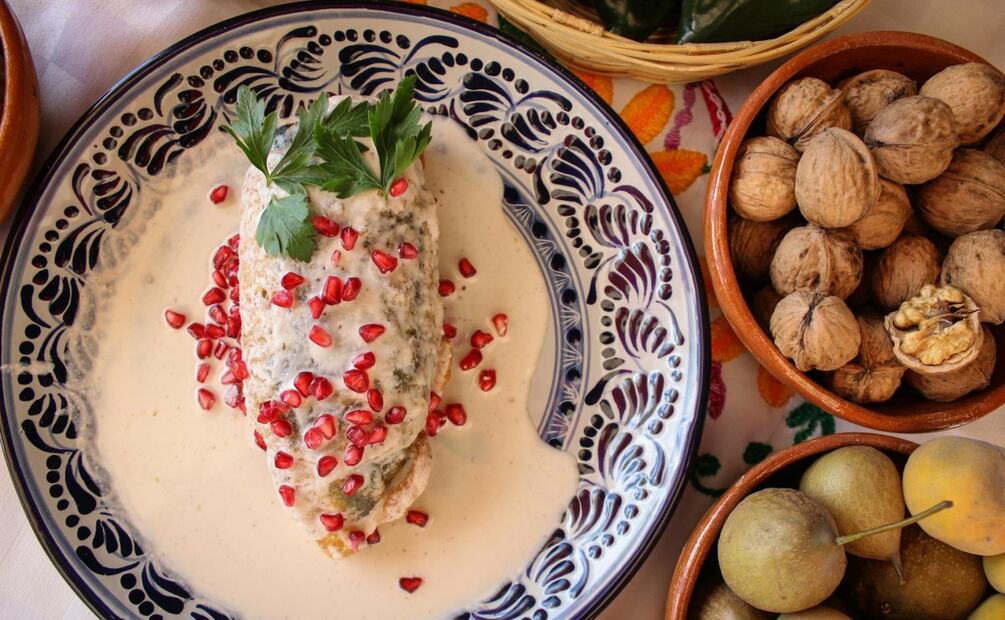 La nogada de los chiles lleva ingredientes de temporada. Foto: Freepik
