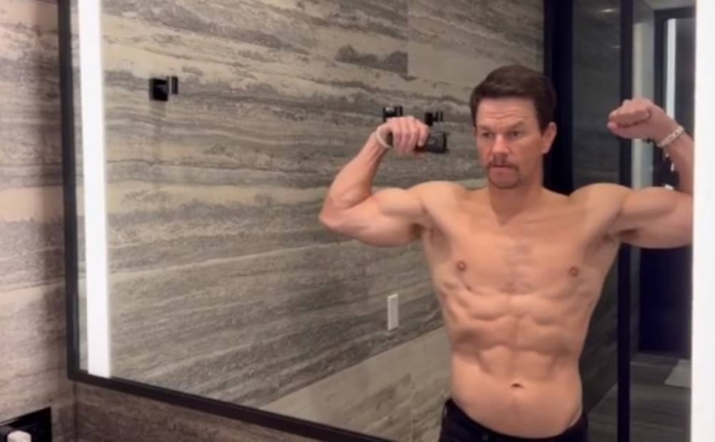 Mark Wahlberg cambia las pesas y los músculos por mucha comida con grasa 