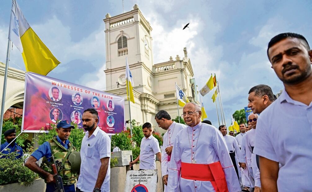 Marcha silenciosa frente a la iglesia de San Antonio en Colombo, Sri Lanka, el 21 de abril, para homenajear a las víctimas de los atentados del Domingo de Pascua de 2019, cuando se registraron más de 260 muertos. Foto: Oliver Contreras /  AFP
