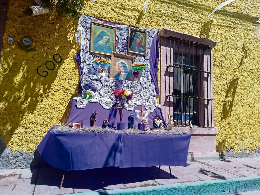 A lo largo del callejón del Barrio de Santiago, los habitantes del área colocan cerca de 400 altares desde hace más de 125 años.