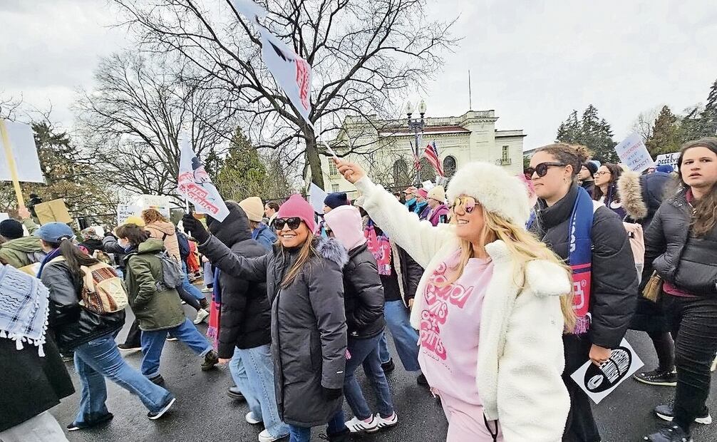 Asistentes a la marcha del pueblo, donde hubo consignas a favor de los derechos de las mujeres, del aborto, de las minorías vulnerables, en Washington, el 18 de enero pasado. Foto: Max Aub / EL UNIVERSAL