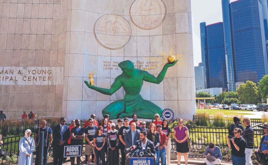 Abdul el-Sayed, ganador de las primarias demócratas al Senado por Michigan, frente a la estatua Spirit of Detroit, el miércoles pasado. Foto: Finn Gomez/ AFP