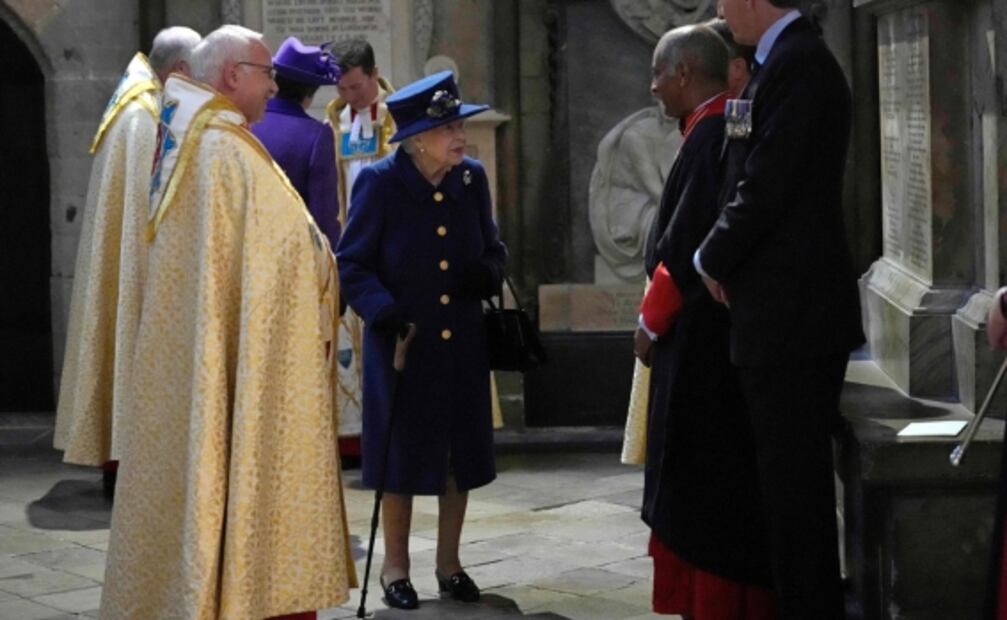 Reina Isabel aparece con bastón por primera vez en un acto público