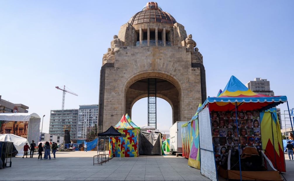 En la romería de la explanada del Monumento a la Revolución también podrás encontrar alimentos y artesanías. 
Foto: Hugo Salvador.