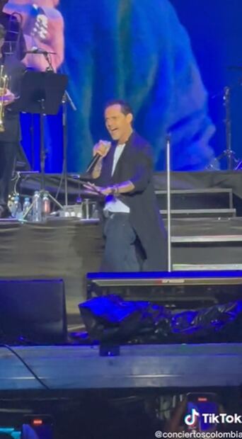 Marc Anthony recibe botellazo en pleno concierto 