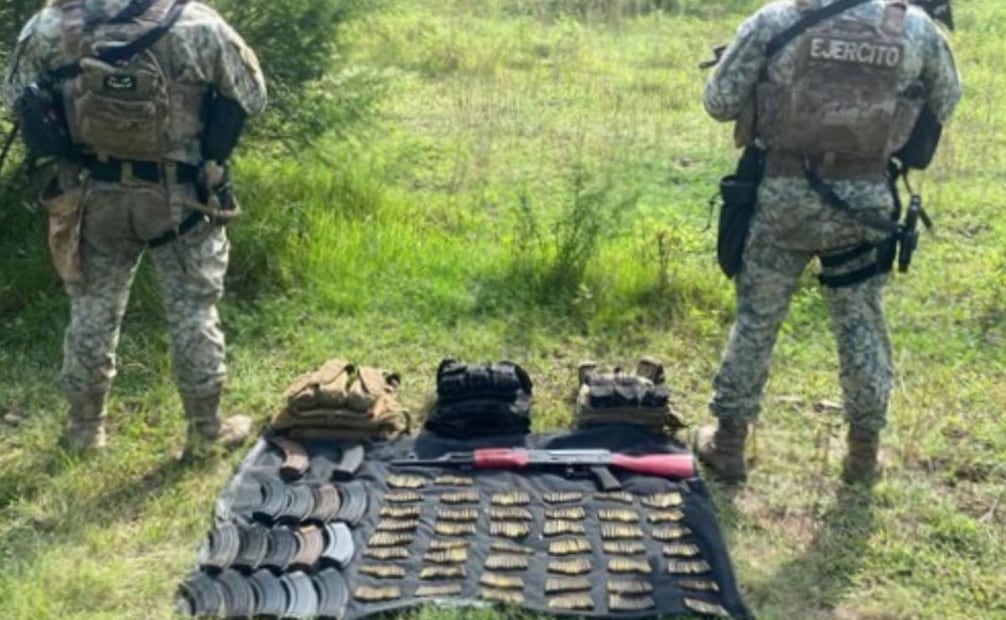 Elementos de seguridad aseguran armas en Sinaloa (06/10/2025). Foto: Especial
