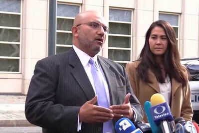 Esposa e hijas de "El Chapo" lo acompañan en audiencia 