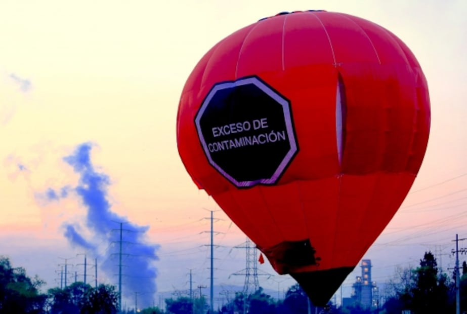 Uno no usa cubrebocas y otro quiere ponérselo a los reporteros
