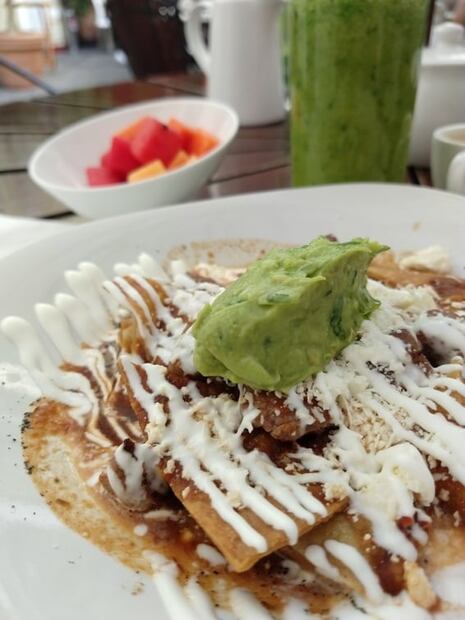 Prepara estos chilaquiles con cerveza para el domingo con bajón