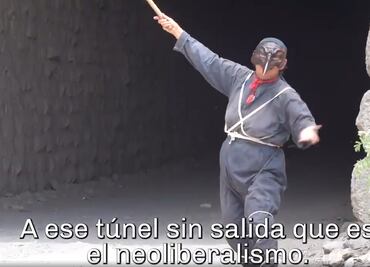 Jesusa lo hace de nuevo: se disfraza y pide en performance evitar el "túnel del neoliberalismo"