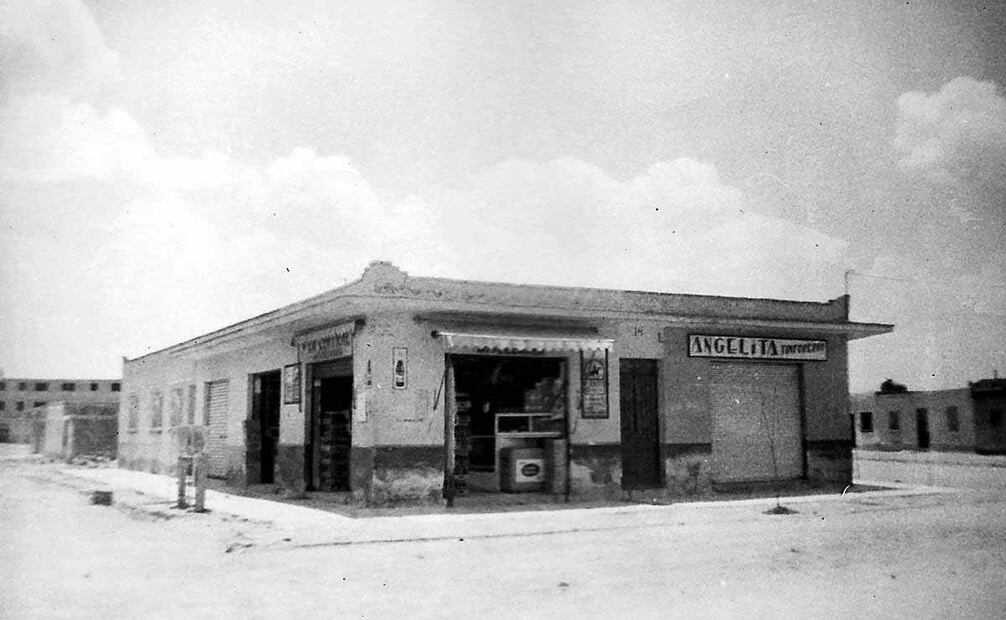 Tienda de abarrotes en la antigua Colonia Federal, se observa el amplio panorama de las calles durante la década de 1950. Foto: Especial.