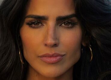 Bárbara de Regil deslumbra en pantalones blancos efecto piel