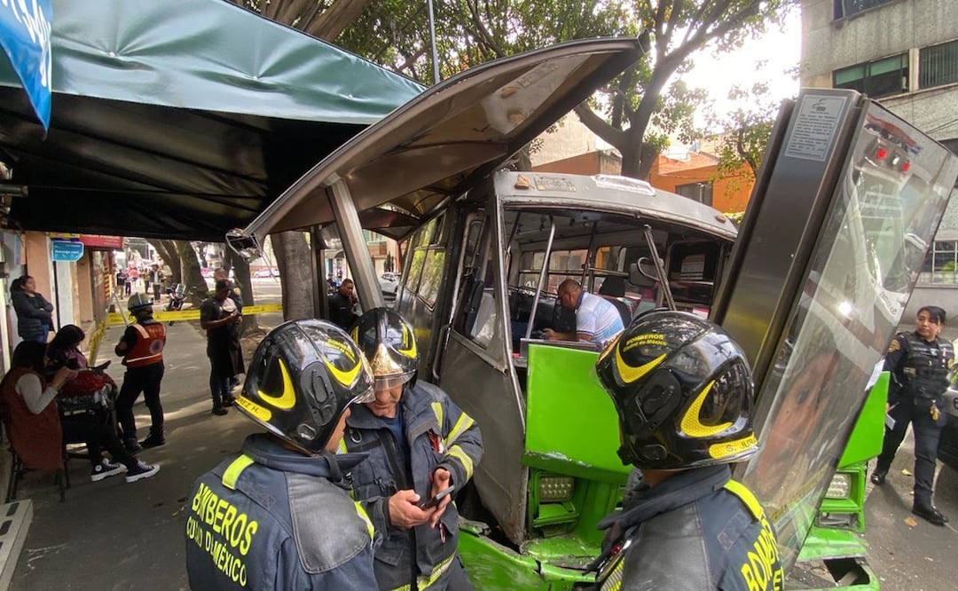 Microbús choca contra parabús en Benito Juárez; cinco pasajeras resultan lesionadas. Foto: Juan Carlos Williams