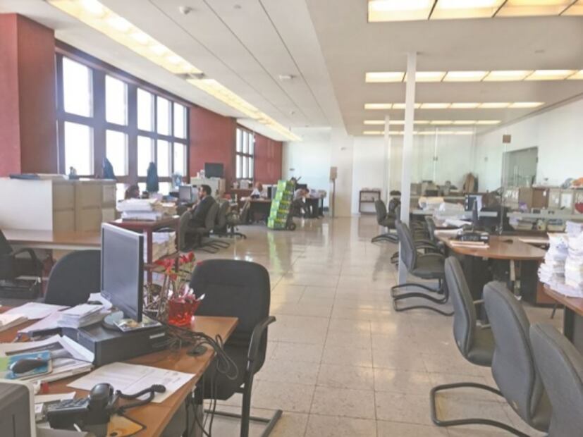 Dejan solos a los hombres con toda la carga laboral 