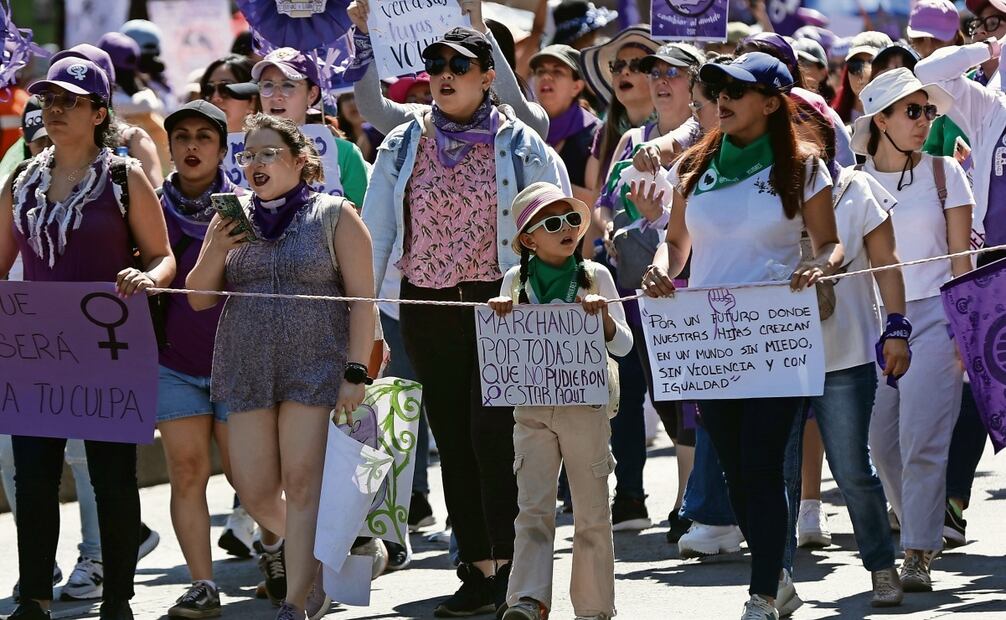 Entre consignas y cánticos, miles de mujeres marcharon por Paseo de la Reforma hasta el Zócalo para exigir un alto a la violencia feminicida. Foto: Fernanda Rojas / EL UNIVERSAL