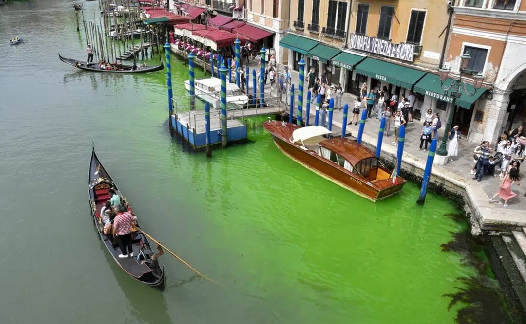 El Gran Canal de Venecia con una mancha de líquido verde fosforescente. La policía de Venecia está investigando la fuente del líquido verde. Foto: AP