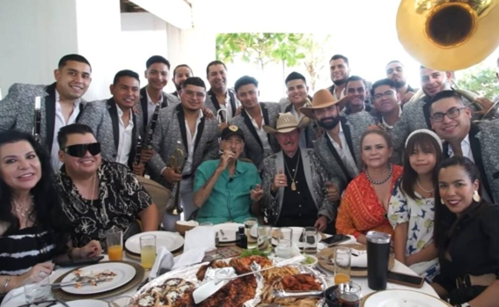 Andrés García reaparece en fiesta sorpresa: Germán Lizárraga le canta tema que sonará en su funeral