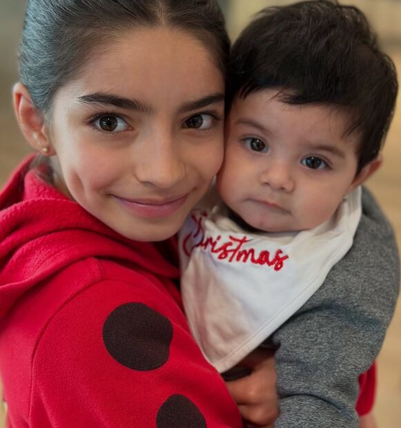 Aitana y Tessa, la hija y nieta de Eugenio Derbez, tiene mucho parecido físico.